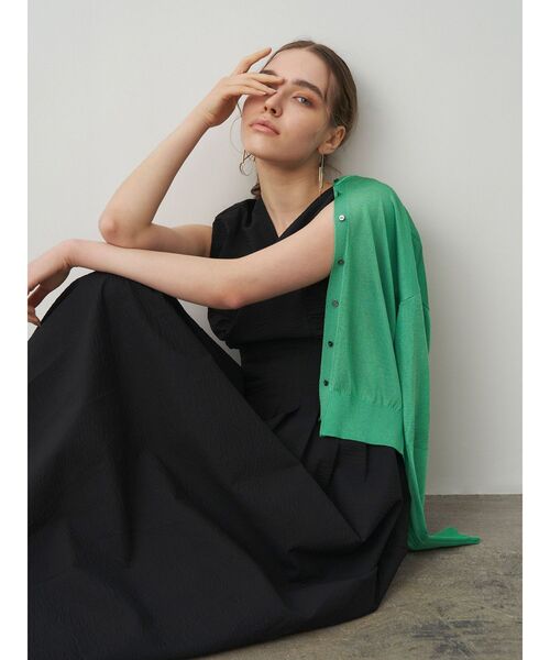 ELENDEEK(エレンディーク)の「コンパクトアセテートカーディガン(カーディガン/ボレロ・レディース・オフホワイト/ブラック/グリーン/パープル/ベージュ・FREE)」の4枚目の写真