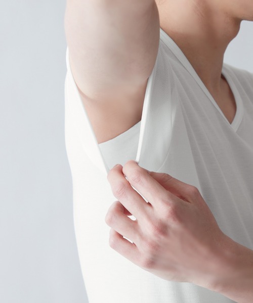 GUNZE（グンゼ）の「アセドロン 汗取り付きVネックTシャツ 鹿の子 ベタつき瞬時にどこへやら（インナーウェア/肌着・メンズ・シルバー系その他/ホワイト/ブラック・LARGE/X-LARGE/MEDIUM）」の10枚目の写真