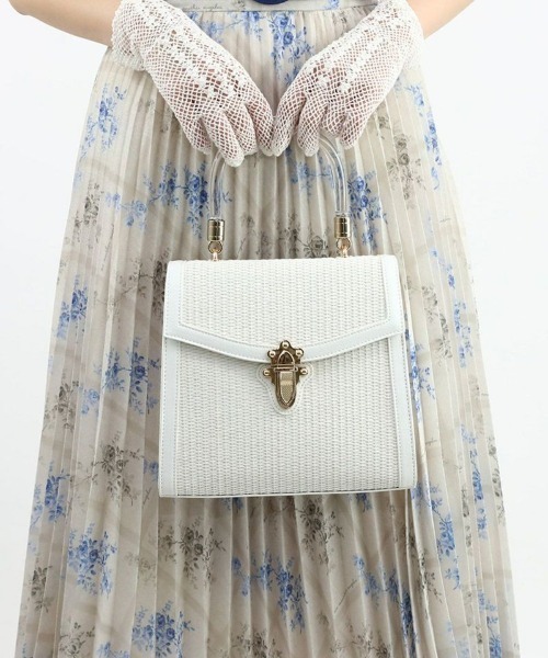 an another angelus(アンアナザーアンジェラス)の「フロント金具使いフェイクラフィアバッグ(ハンドバッグ・レディース・ブラック×ベージュ/オフホワイト・FREE)」の6枚目の写真