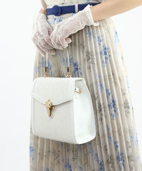 an another angelus(アンアナザーアンジェラス)の「フロント金具使いフェイクラフィアバッグ(ハンドバッグ・レディース・ブラック×ベージュ/オフホワイト・FREE)」の7枚目の写真