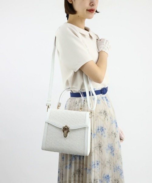 an another angelus(アンアナザーアンジェラス)の「フロント金具使いフェイクラフィアバッグ(ハンドバッグ・レディース・ブラック×ベージュ/オフホワイト・FREE)」の11枚目の写真