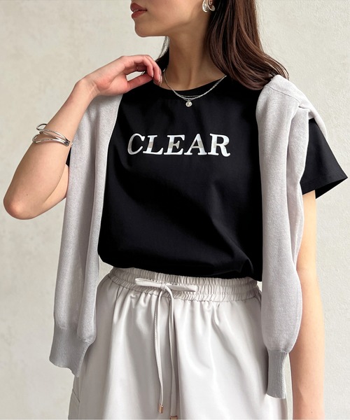 Chez toi(シェトワ)の「箔ラインロゴTシャツ(Tシャツ/カットソー・レディース・ブラック/グレイッシュベージュ/オリーブ/オフホワイト・FREE)」の1枚目の写真