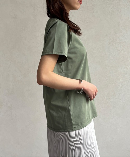 Chez toi(シェトワ)の「箔ラインロゴTシャツ(Tシャツ/カットソー・レディース・ブラック/グレイッシュベージュ/オリーブ/オフホワイト・FREE)」の19枚目の写真