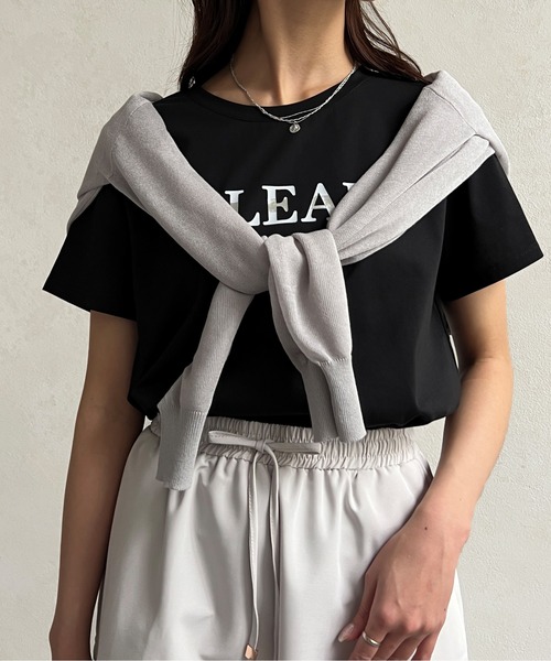 Chez toi(シェトワ)の「箔ラインロゴTシャツ(Tシャツ/カットソー・レディース・ブラック/グレイッシュベージュ/オリーブ/オフホワイト・FREE)」の16枚目の写真