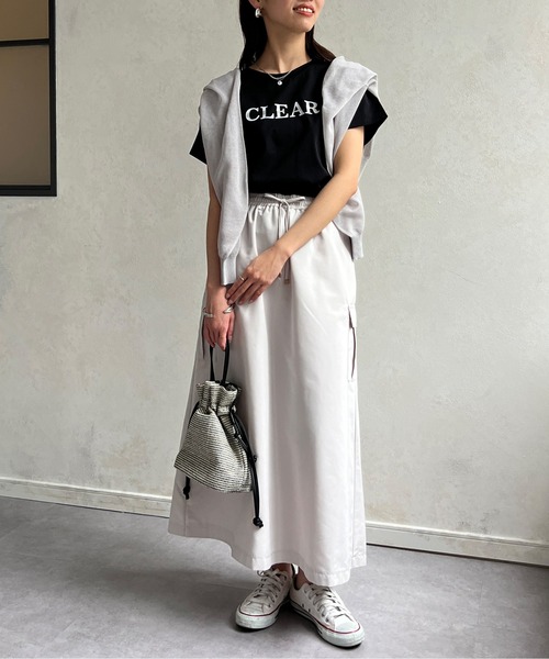 Chez toi(シェトワ)の「箔ラインロゴTシャツ(Tシャツ/カットソー・レディース・ブラック/グレイッシュベージュ/オリーブ/オフホワイト・FREE)」の9枚目の写真