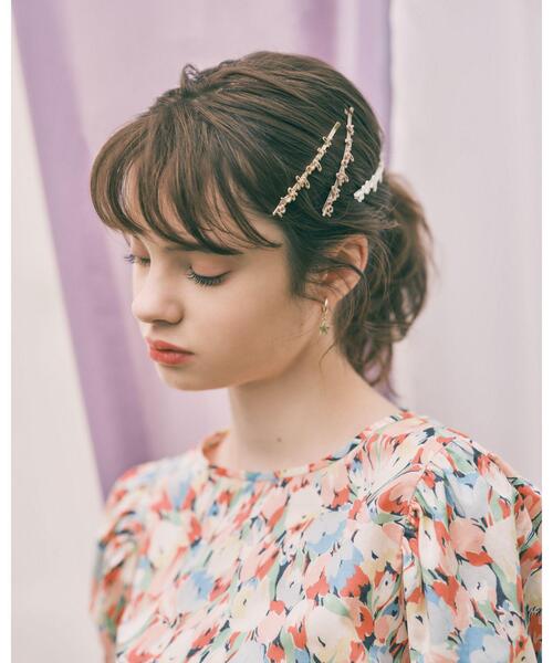 To b. by agnes b.（トゥービーバイアニエスベー）の「ロゴ ヘアピン（ヘアゴム・レディース・グレー系その他・FREE）」の2枚目の写真