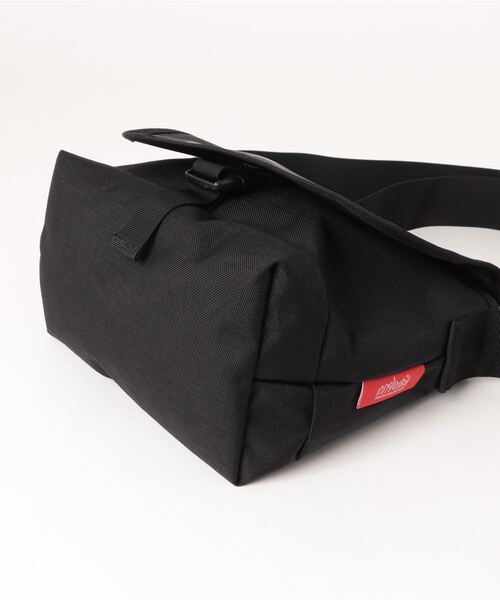 Manhattan Portage（マンハッタンポーテージ）の「Nylon Messenger Bag JR Flap Zipper Pocket Dulon（メッセンジャーバッグ・メンズ・ブラック/ライトグレー・SMALL）」の5枚目の写真