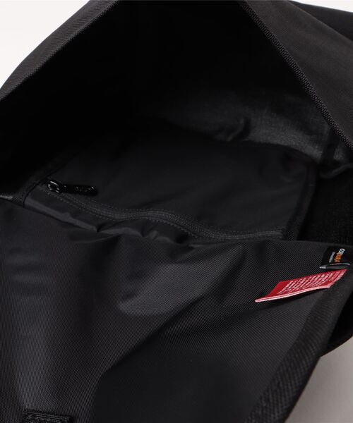 Manhattan Portage（マンハッタンポーテージ）の「Nylon Messenger Bag JR Flap Zipper Pocket Dulon（メッセンジャーバッグ・メンズ・ブラック/ライトグレー・SMALL）」の4枚目の写真