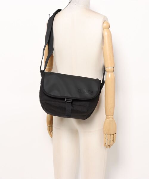 Manhattan Portage（マンハッタンポーテージ）の「Nylon Messenger Bag JR Flap Zipper Pocket Dulon（メッセンジャーバッグ・メンズ・ブラック/ライトグレー・SMALL）」の3枚目の写真
