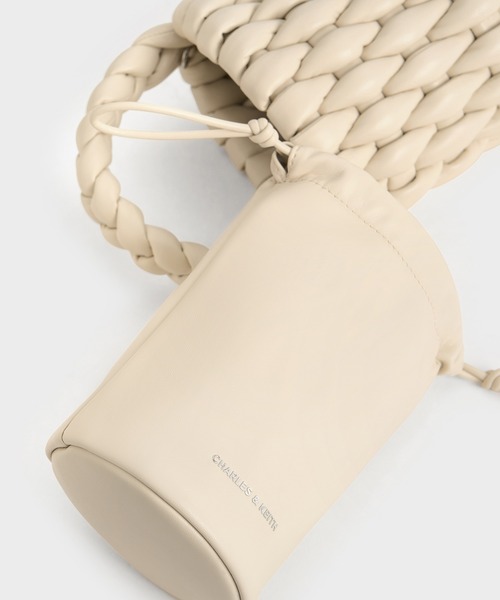 CHARLES & KEITH（チャールズ & キース）の「Bia ビア パッドテクスチャーバケットバッグ（ショルダーバッグ・レディース・セージグリーン/ベージュ/スミクロ・S）」の13枚目の写真