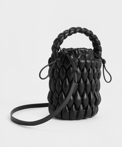 CHARLES & KEITH（チャールズ & キース）の「Bia ビア パッドテクスチャーバケットバッグ（ショルダーバッグ・レディース・セージグリーン/ベージュ/スミクロ・S）」の6枚目の写真
