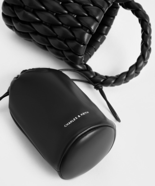 CHARLES & KEITH（チャールズ & キース）の「Bia ビア パッドテクスチャーバケットバッグ（ショルダーバッグ・レディース・セージグリーン/ベージュ/スミクロ・S）」の5枚目の写真