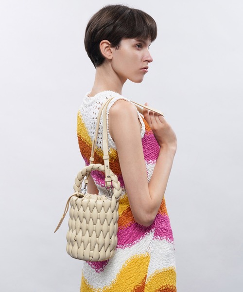 CHARLES & KEITH（チャールズ & キース）の「Bia ビア パッドテクスチャーバケットバッグ（ショルダーバッグ・レディース・セージグリーン/ベージュ/スミクロ・S）」の21枚目の写真