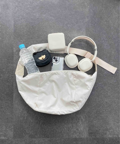 WEGO（ウィゴー）の「WEGO/【新色追加！】人気NO.1 ハーフムーンショルダー（ショルダーバッグ・レディース・アイボリー/ブラック・FREE）」の3枚目の写真