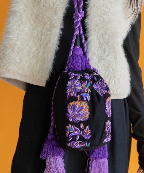 AMERICAN RAG CIE（アメリカンラグシー）の「LEIN リボンテープ刺繍巾着バッグ（ショルダーバッグ・レディース・ブラック・FREE）」の2枚目の写真