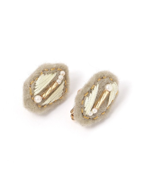 studio CLIP(スタディオクリップ)の「アソート刺繍イヤリング(イヤリング・レディース・ベージュ/ライトグリーン/ピンク・FREE)」の2枚目の写真