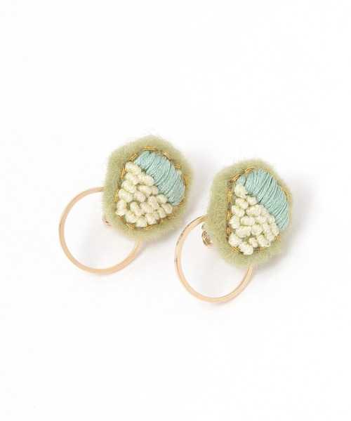 studio CLIP(スタディオクリップ)の「アソート刺繍イヤリング(イヤリング・レディース・ベージュ/ライトグリーン/ピンク・FREE)」の3枚目の写真