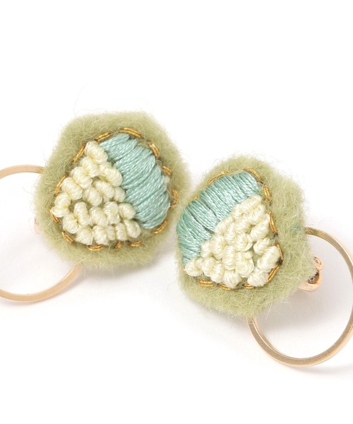 studio CLIP(スタディオクリップ)の「アソート刺繍イヤリング(イヤリング・レディース・ベージュ/ライトグリーン/ピンク・FREE)」の5枚目の写真