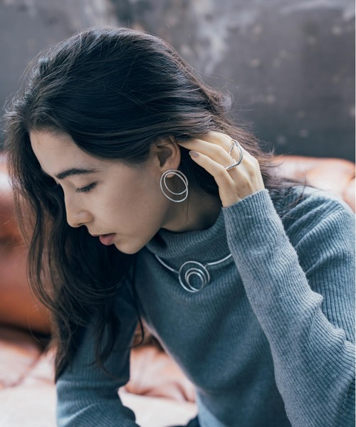 Nothing And Others(ナッシングアンドアザーズ)の「「Nothing And Others/ナッシングアンドアザーズ」Rolling Line Necklace(ネックレス・レディース・シルバー/ゴールド・FREE)」の4枚目の写真