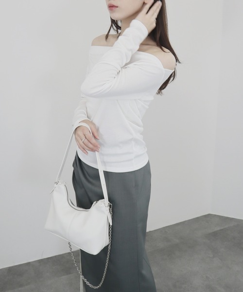 Reurie'(レウリィ)の「【ZOZO限定】オフショルダーカットソー/off shoulder basic top 長袖 シンプル きれいめ ベーシック モード 大人カジュアル フェミニン レディライク モノトーン(Tシャツ/カットソー・レディース・ホワイト/ブラック・FREE)」の1枚目の写真