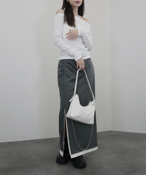 Reurie'(レウリィ)の「【ZOZO限定】オフショルダーカットソー/off shoulder basic top 長袖 シンプル きれいめ ベーシック モード 大人カジュアル フェミニン レディライク モノトーン(Tシャツ/カットソー・レディース・ホワイト/ブラック・FREE)」の5枚目の写真