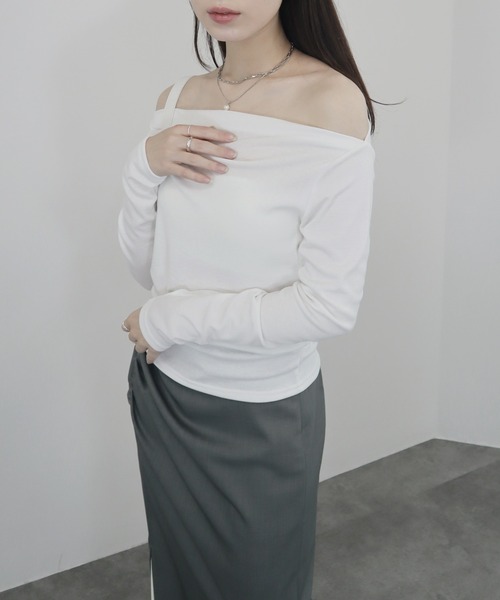 Reurie'(レウリィ)の「【ZOZO限定】オフショルダーカットソー/off shoulder basic top 長袖 シンプル きれいめ ベーシック モード 大人カジュアル フェミニン レディライク モノトーン(Tシャツ/カットソー・レディース・ホワイト/ブラック・FREE)」の3枚目の写真