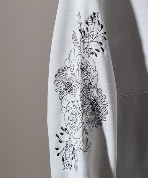 SUGGESTION（サジェッション）の「SLEEVE FLOWER  Embroidered full zip hoodie / 刺繍 フルジップパーカー unisex（パーカー・メンズ・ライトグレー/ブラック・M/L）」の8枚目の写真