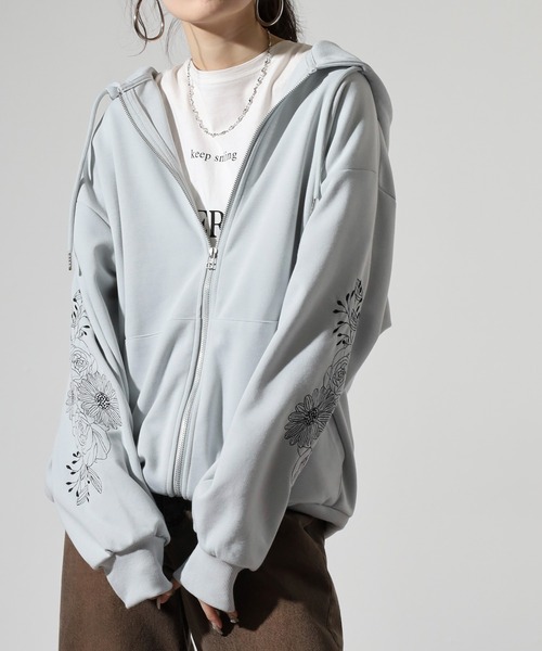 SUGGESTION（サジェッション）の「SLEEVE FLOWER  Embroidered full zip hoodie / 刺繍 フルジップパーカー unisex（パーカー・メンズ・ライトグレー/ブラック・M/L）」の3枚目の写真
