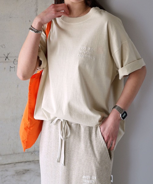 ANME(アンメ)の「ピグメント加工ANMEエンブロイダリーロゴ半袖Tシャツ(Tシャツ/カットソー・レディース・ベージュ/ネイビー/オフホワイト/ブラック・M/L/XL/XXL)」の4枚目の写真