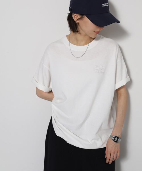 ANME(アンメ)の「ピグメント加工ANMEエンブロイダリーロゴ半袖Tシャツ(Tシャツ/カットソー・レディース・ベージュ/ネイビー/オフホワイト/ブラック・M/L/XL/XXL)」の2枚目の写真