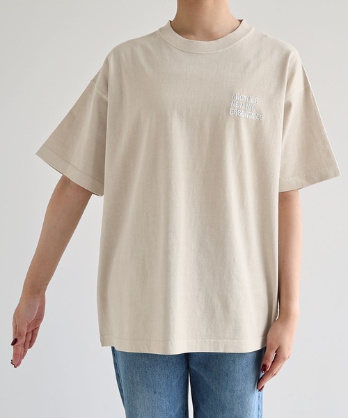 ANME(アンメ)の「ピグメント加工ANMEエンブロイダリーロゴ半袖Tシャツ(Tシャツ/カットソー・レディース・ベージュ/ネイビー/オフホワイト/ブラック・M/L/XL/XXL)」の5枚目の写真