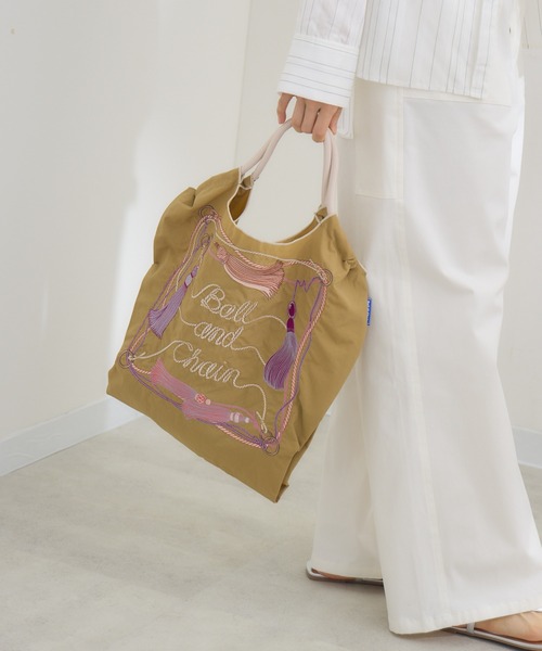 Ball&Chain(ボールアンドチェーン)の「【Ball&Chain/ボールアンドチェーン】TASSEL 撥水 刺繍トートバッグ レギュラーサイズ(トートバッグ・レディース・ベージュ/ネイビー/ブルー/ブラウン/ピンク・MEDIUM)」の1枚目の写真