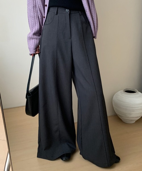 DAY CLOSET(デイ クローゼット)の「【裾がゆるっと広がり美シルエット/内掛けボタン付き】フロントピンタックイージーワイドパンツ(その他パンツ・レディース・ライトベージュ/ダークグレー/ブラック・S/L/M)」の3枚目の写真
