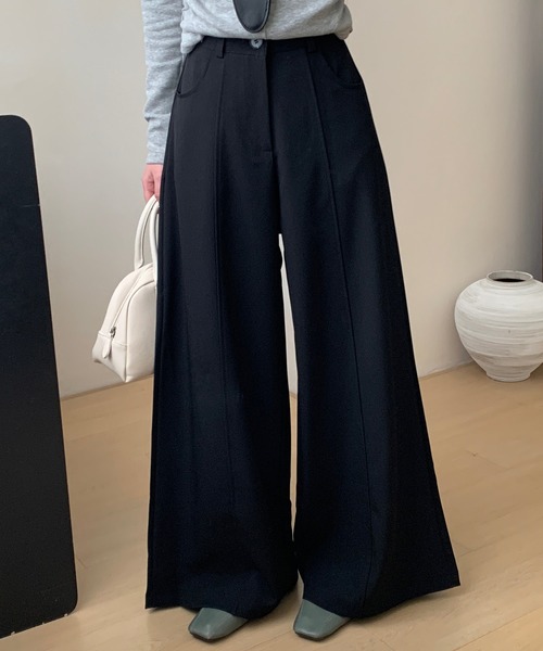 DAY CLOSET(デイ クローゼット)の「【裾がゆるっと広がり美シルエット/内掛けボタン付き】フロントピンタックイージーワイドパンツ(その他パンツ・レディース・ライトベージュ/ダークグレー/ブラック・S/L/M)」の2枚目の写真