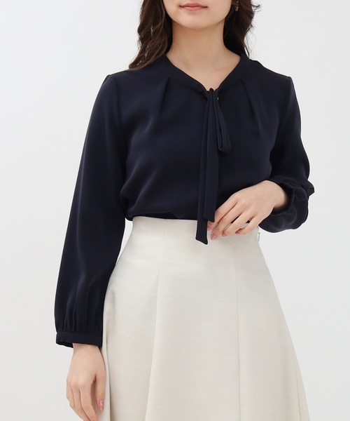 TRUDEA（トルディア）の「マルチファンクション装飾ピンボウタイブラウス【UVカット/防汚加工/ウォッシャブル/防シワ】（シャツ/ブラウス・レディース・ホワイト/ライトグレー/ホワイト×ネイビー/ネイビー・SMALL/MEDIUM/LARGE）」の4枚目の写真