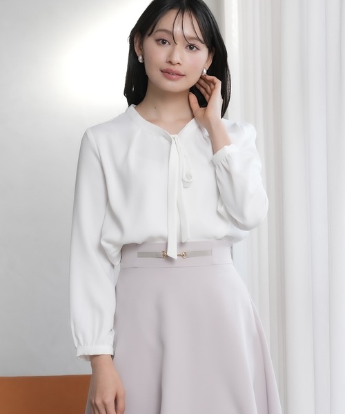 TRUDEA（トルディア）の「マルチファンクション装飾ピンボウタイブラウス【UVカット/防汚加工/ウォッシャブル/防シワ】（シャツ/ブラウス・レディース・ホワイト/ライトグレー/ホワイト×ネイビー/ネイビー・SMALL/MEDIUM/LARGE）」の2枚目の写真