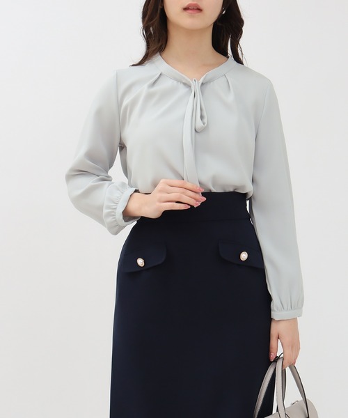 TRUDEA（トルディア）の「マルチファンクション装飾ピンボウタイブラウス【UVカット/防汚加工/ウォッシャブル/防シワ】（シャツ/ブラウス・レディース・ホワイト/ライトグレー/ホワイト×ネイビー/ネイビー・SMALL/MEDIUM/LARGE）」の3枚目の写真