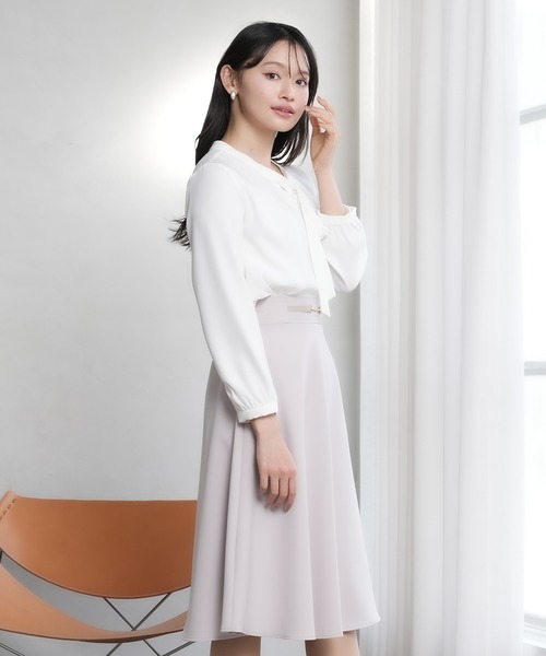 TRUDEA（トルディア）の「マルチファンクション装飾ピンボウタイブラウス【UVカット/防汚加工/ウォッシャブル/防シワ】（シャツ/ブラウス・レディース・ホワイト/ライトグレー/ホワイト×ネイビー/ネイビー・SMALL/MEDIUM/LARGE）」の20枚目の写真