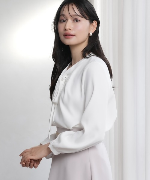 TRUDEA（トルディア）の「マルチファンクション装飾ピンボウタイブラウス【UVカット/防汚加工/ウォッシャブル/防シワ】（シャツ/ブラウス・レディース・ホワイト/ライトグレー/ホワイト×ネイビー/ネイビー・SMALL/MEDIUM/LARGE）」の22枚目の写真