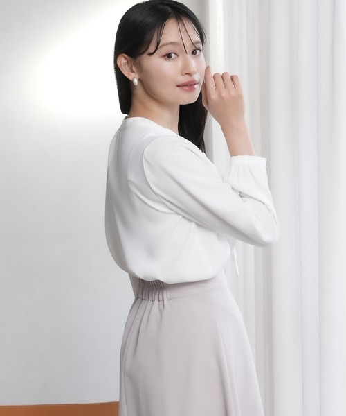 TRUDEA（トルディア）の「マルチファンクション装飾ピンボウタイブラウス【UVカット/防汚加工/ウォッシャブル/防シワ】（シャツ/ブラウス・レディース・ホワイト/ライトグレー/ホワイト×ネイビー/ネイビー・SMALL/MEDIUM/LARGE）」の21枚目の写真