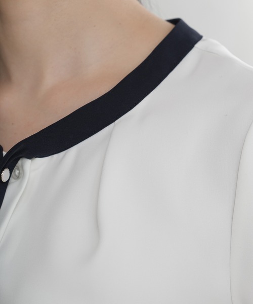 TRUDEA（トルディア）の「マルチファンクション装飾ピンボウタイブラウス【UVカット/防汚加工/ウォッシャブル/防シワ】（シャツ/ブラウス・レディース・ホワイト/ライトグレー/ホワイト×ネイビー/ネイビー・SMALL/MEDIUM/LARGE）」の18枚目の写真