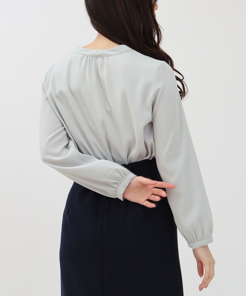 TRUDEA（トルディア）の「マルチファンクション装飾ピンボウタイブラウス【UVカット/防汚加工/ウォッシャブル/防シワ】（シャツ/ブラウス・レディース・ホワイト/ライトグレー/ホワイト×ネイビー/ネイビー・SMALL/MEDIUM/LARGE）」の5枚目の写真