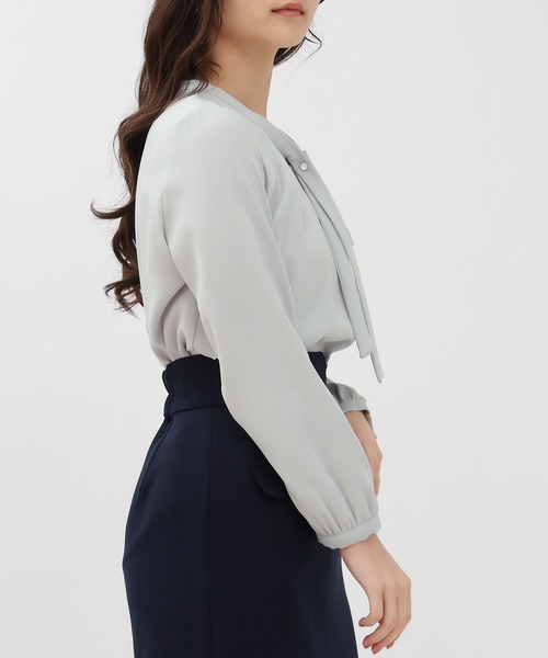 TRUDEA（トルディア）の「マルチファンクション装飾ピンボウタイブラウス【UVカット/防汚加工/ウォッシャブル/防シワ】（シャツ/ブラウス・レディース・ホワイト/ライトグレー/ホワイト×ネイビー/ネイビー・SMALL/MEDIUM/LARGE）」の6枚目の写真