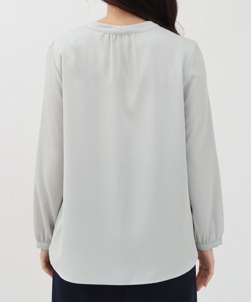 TRUDEA（トルディア）の「マルチファンクション装飾ピンボウタイブラウス【UVカット/防汚加工/ウォッシャブル/防シワ】（シャツ/ブラウス・レディース・ホワイト/ライトグレー/ホワイト×ネイビー/ネイビー・SMALL/MEDIUM/LARGE）」の13枚目の写真