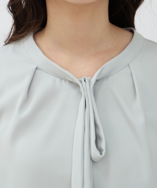 TRUDEA（トルディア）の「マルチファンクション装飾ピンボウタイブラウス【UVカット/防汚加工/ウォッシャブル/防シワ】（シャツ/ブラウス・レディース・ホワイト/ライトグレー/ホワイト×ネイビー/ネイビー・SMALL/MEDIUM/LARGE）」の14枚目の写真