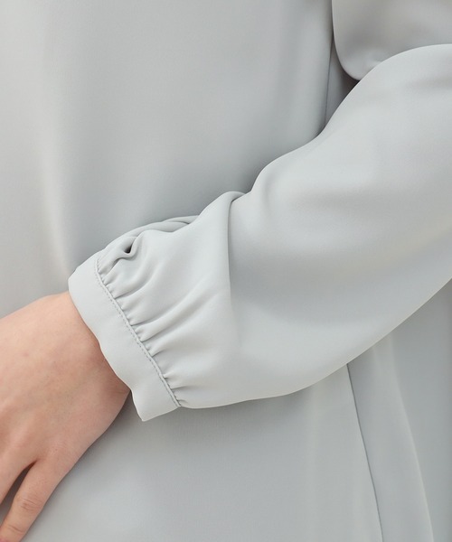 TRUDEA（トルディア）の「マルチファンクション装飾ピンボウタイブラウス【UVカット/防汚加工/ウォッシャブル/防シワ】（シャツ/ブラウス・レディース・ホワイト/ライトグレー/ホワイト×ネイビー/ネイビー・SMALL/MEDIUM/LARGE）」の15枚目の写真