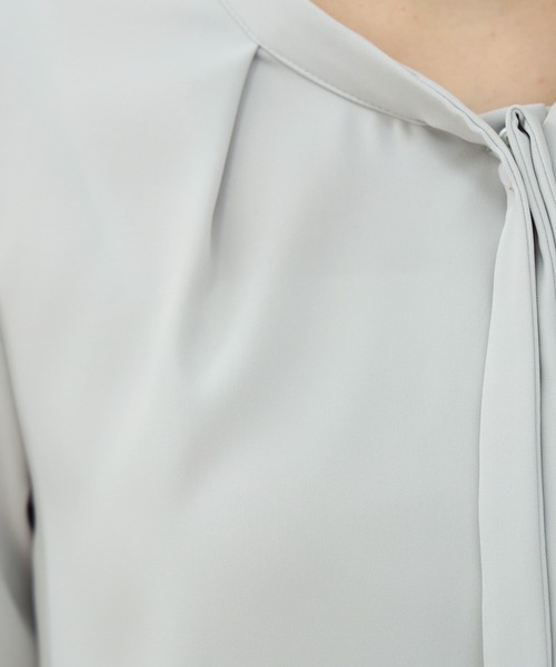 TRUDEA（トルディア）の「マルチファンクション装飾ピンボウタイブラウス【UVカット/防汚加工/ウォッシャブル/防シワ】（シャツ/ブラウス・レディース・ホワイト/ライトグレー/ホワイト×ネイビー/ネイビー・SMALL/MEDIUM/LARGE）」の16枚目の写真