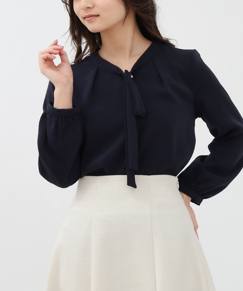 TRUDEA（トルディア）の「マルチファンクション装飾ピンボウタイブラウス【UVカット/防汚加工/ウォッシャブル/防シワ】（シャツ/ブラウス・レディース・ホワイト/ライトグレー/ホワイト×ネイビー/ネイビー・SMALL/MEDIUM/LARGE）」の8枚目の写真