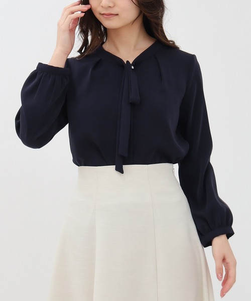 TRUDEA（トルディア）の「マルチファンクション装飾ピンボウタイブラウス【UVカット/防汚加工/ウォッシャブル/防シワ】（シャツ/ブラウス・レディース・ホワイト/ライトグレー/ホワイト×ネイビー/ネイビー・SMALL/MEDIUM/LARGE）」の9枚目の写真