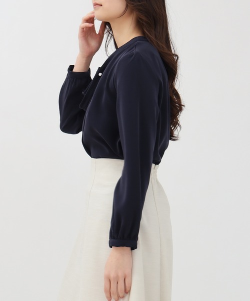 TRUDEA（トルディア）の「マルチファンクション装飾ピンボウタイブラウス【UVカット/防汚加工/ウォッシャブル/防シワ】（シャツ/ブラウス・レディース・ホワイト/ライトグレー/ホワイト×ネイビー/ネイビー・SMALL/MEDIUM/LARGE）」の10枚目の写真